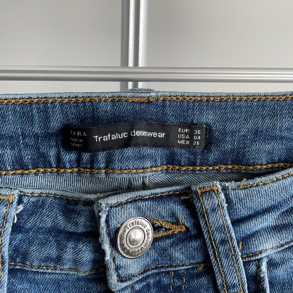 Zara Jeans with Floral Embroidery. - Picture 3 of 4